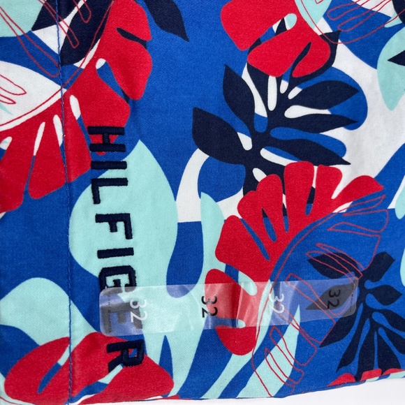 TOMMY HILFIGER 7" Regular Fit Leaf Shorts - Picture 2 of 9